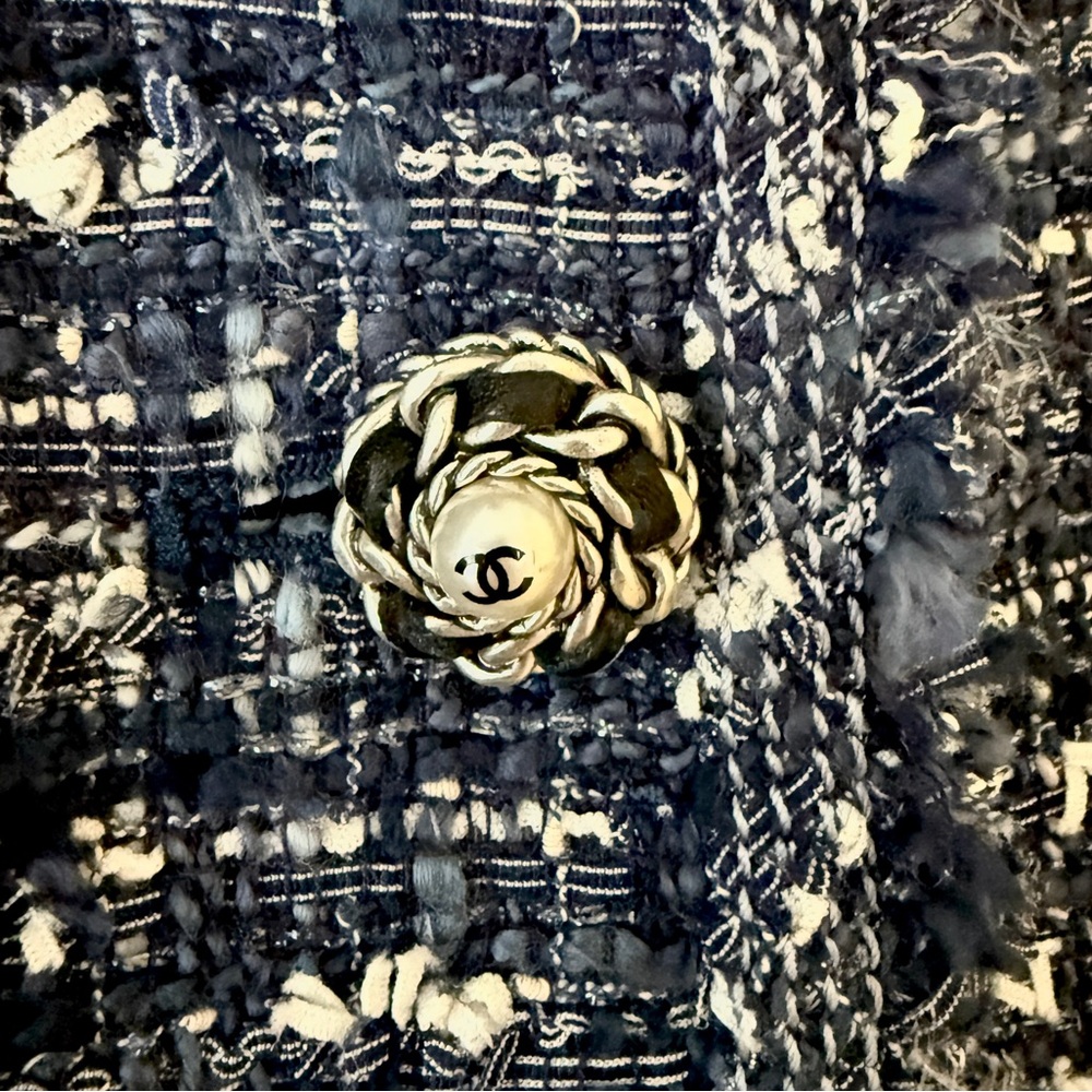 Vintage CHANEL Navy Tweed Blazer - Picture 4 of 6
